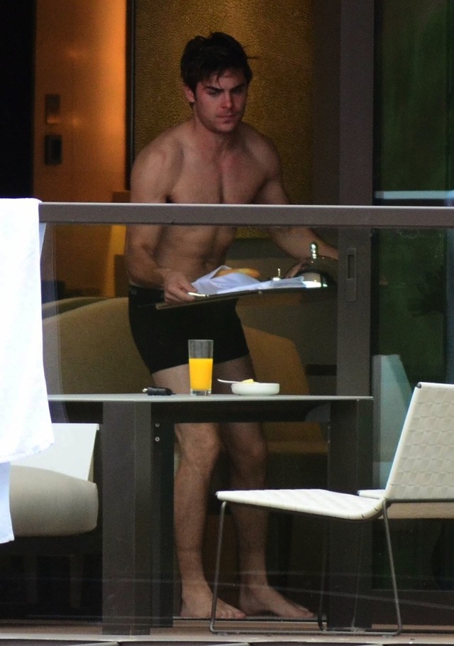 Zac Efron Gay Nude naked gay ass underwear paparazzi zac efron balcony pillan desnudo