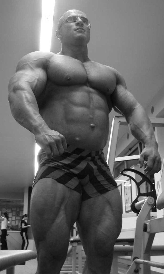 giant muscle men bodybuilder muscles giant manuel bauer