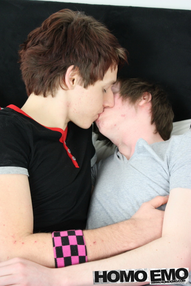 hot emo gay porn page star taylor twinks sean kissing emo deano