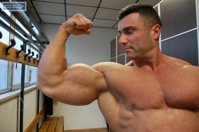 Italian muscle men alessandro italian flexing biceps grassi