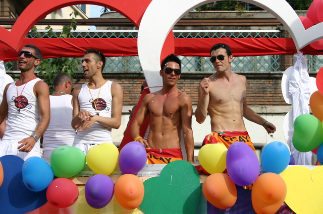 sex gay man gay pride foto wikipedia commons roma lgbt giovanni dall orto stereotypes nazionale carro arcigay