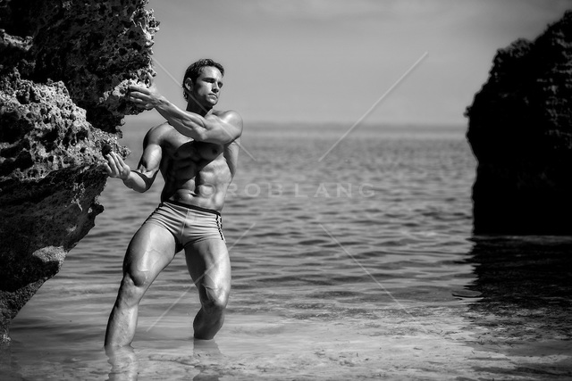 sexy bodybuilder man fit get sexy bodybuilder ocean holding fqkhsbn mpm coral reef bermuda