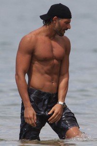 Joe Manganiello Porn joe manganiello beach today news brought bikinis thegossipwire