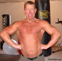 gay muscle posing plog muscles men hot muscular gym jocks pumped man flexing muscle huge arms photos personals profiles boxing bag gay posing